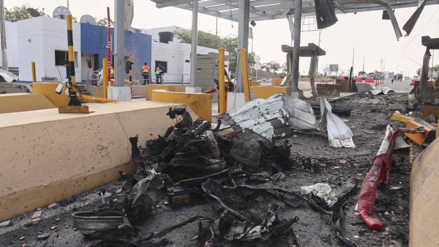 Restos de la explosión de un coche bomba en un peaje en Cúcuta, Colombia, el jueves 20 de febrero de 2025. FOTO: