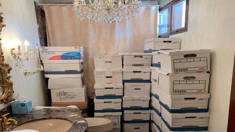 Esta imagen, contenida en una acusación contra el expresidente Donald Trump, muestra cajas con documentos gubernamentales almacenados en un baño de la finca Mar-a-Lago de Trump en Palm Beach, Florida