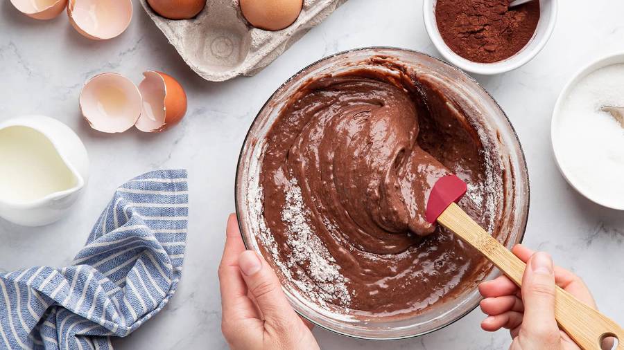 Participantes del taller aprenderán técnicas básicas de repostería con enfoque en el autoempleo.