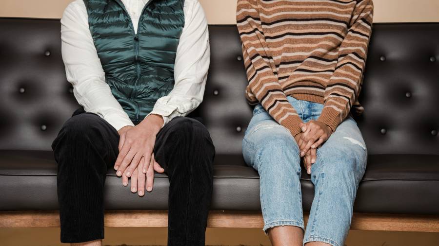 Si aun así quieres incorporar una sudadera a tu vestimenta laboral, el cómo es fundamental.