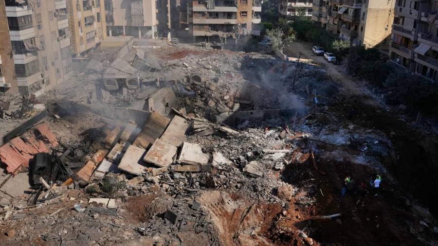 Gente reunida en el lugar donde fue asesinado el líder de Hezbollah Hassan Nasrallah en un suburbio sureño de Beirut, el 29 de septiembre de 2024.