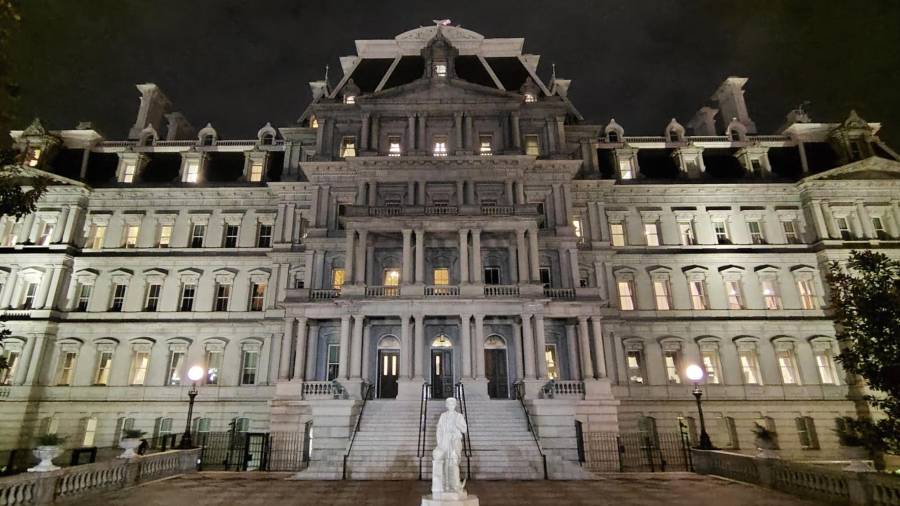 Esta fotografía, proporcionada por Will Hemsley, muestra una estatua de Cristóbal Colón frente al Edificio de Oficinas Ejecutivas Eisenhower en Washington.