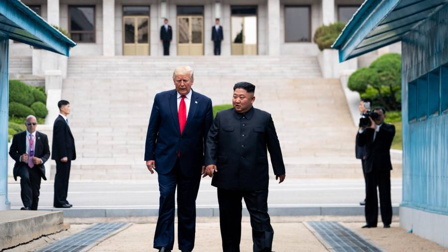 El presidente Trump con Kim Jong-un de Corea del Norte en la Zona Desmilitarizada entre Corea del Norte y Corea del Sur en 2019.