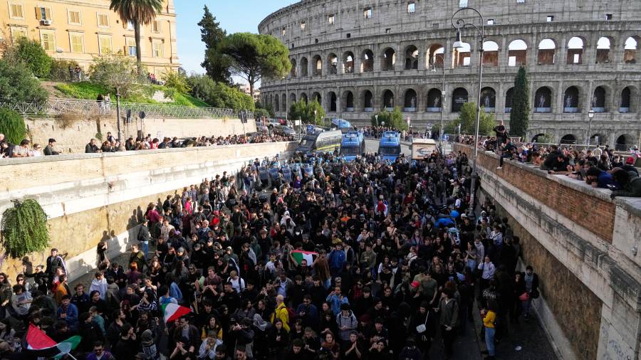 Italia: protestantes se manifiestan en varias ciudades y autoridades se refuerzan para evitar actos violentos