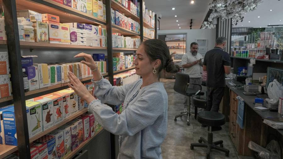 Una técnico de farmacia organiza cajas de medicamentos en una farmacia de Teherán, Irán, el lunes 21 de septiembre de 2026.