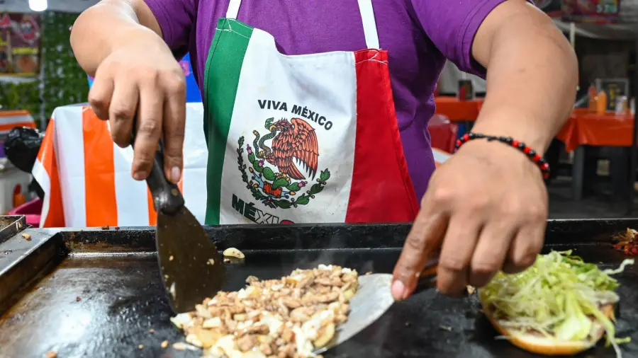 CIUDAD DE MÉXICO, 15SEPTIEMBRE2026.- Verbena popular en la Alameda Central durante los festejos por el 15 de septiembre, donde familias y visitantes se reúnen para disfrutar del ambiente previo a la celebración del Grito de Independencia en el Centro Histórico de la Ciudad de México. FOTO: ESTRELLA JOSENTO/CUARTOSCURO.COM