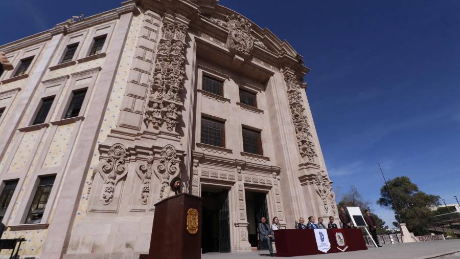 La elección entre una carrera técnica y una universitaria, dependerá de los intereses individuales, las metas profesionales y el proyecto de vida de cada estudiante.