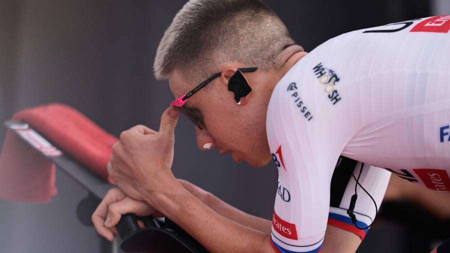 Tadej Pogacar fue trasladado a un hospital tras la caída que terminó con sus aspiraciones de conquistar por primera vez la Vuelta a España.