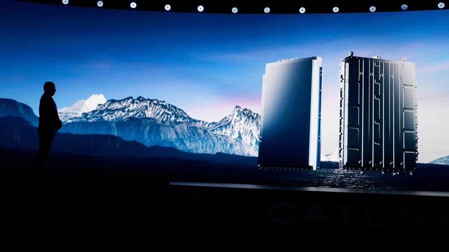 Gao Huan, director tecnológico de la división de autos eléctricos de la firma china CATL, presenta la nueva batería híbrida Freevoy del fabricante chino Contemporary Amperex Technology (CATL) en Beijing.