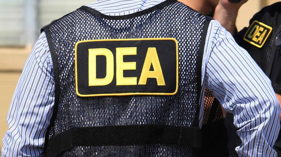 Inscripción en el uniforme de un agente de la Administración de Control de Drogas (DEA, por sus siglas en inglés) en Florida, 13 de junio de 2016.