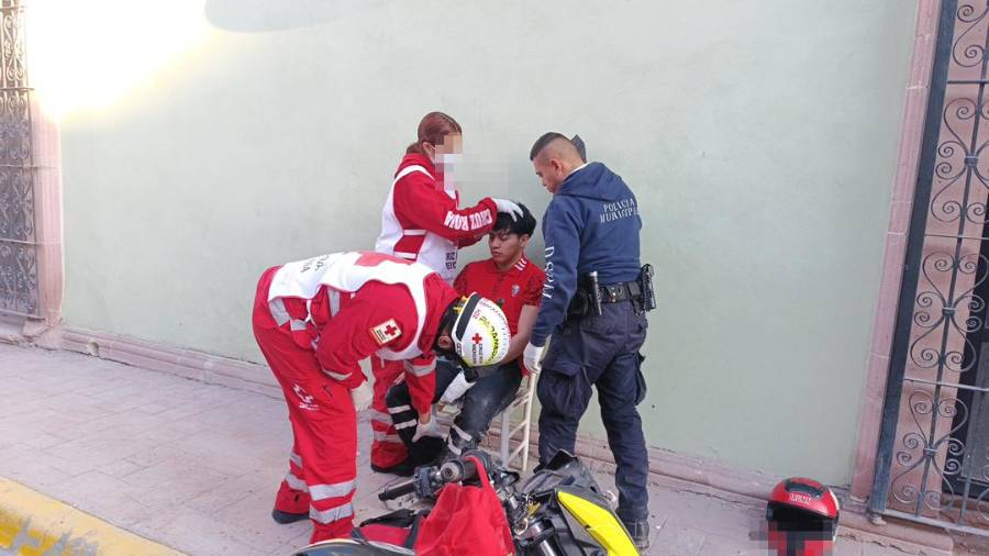 El joven de 17 años quedó tendido sobre el pavimento tras impactarse contra un vehículo estacionado en la calle Madero, en la Zona Centro.