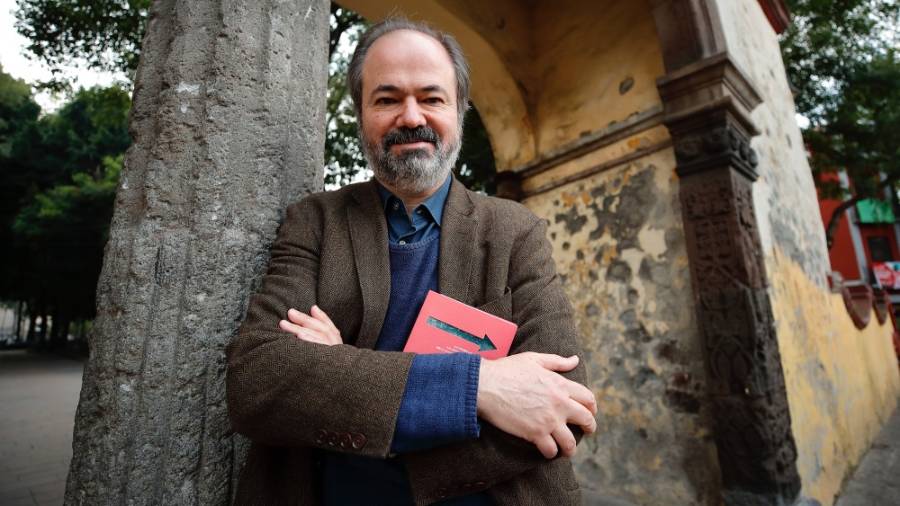 Ante las desgracias, los mexicanos acuden a explicaciones fantasiosas, dice Juan Villoro