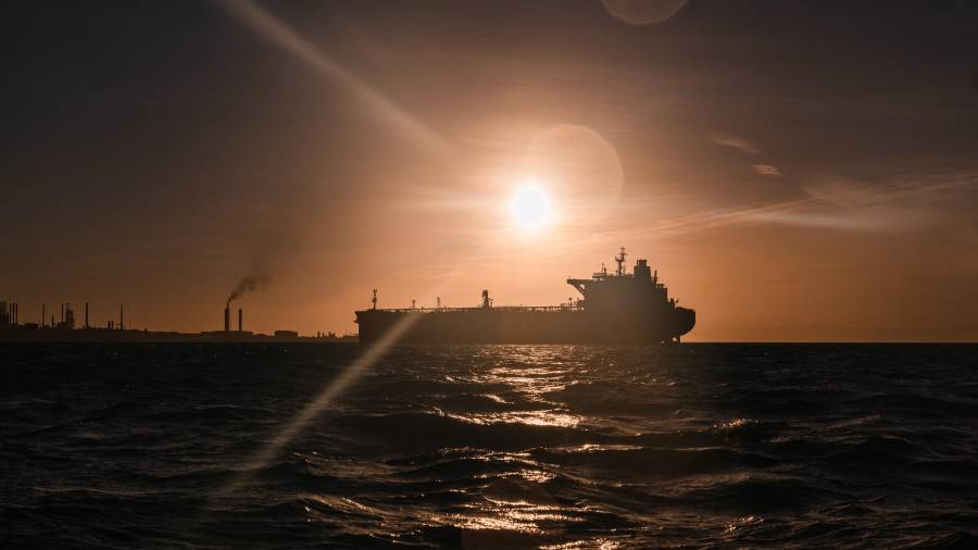 El sol sale sobre un petrolero anclado en los muelles de la Refinería Cardón en Punto Fijo, Venezuela. El gobierno venezolano ordenó a su Armada escoltar a los buques que transportan productos petrolíferos.