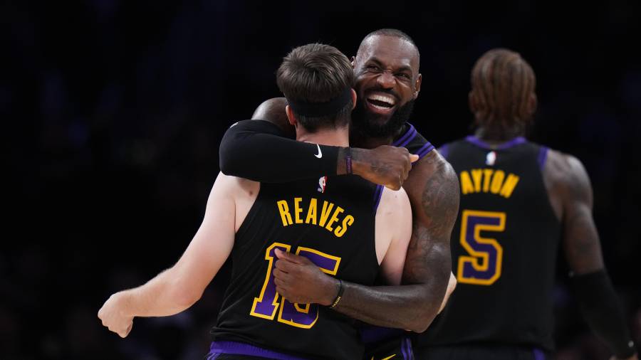 LeBron James regresó con 11 puntos y 12 asistencias en el triunfo de los Lakers y firmó un nuevo récord histórico al iniciar su temporada número 23 en la NBA.