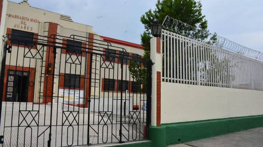 La secundaria Margarita Maza de Juárez refuerza actualmente su perímetro con la instalación de alambre de púas tras los actos vandálicos que sufrió durante las vacaciones de Semana Santa.