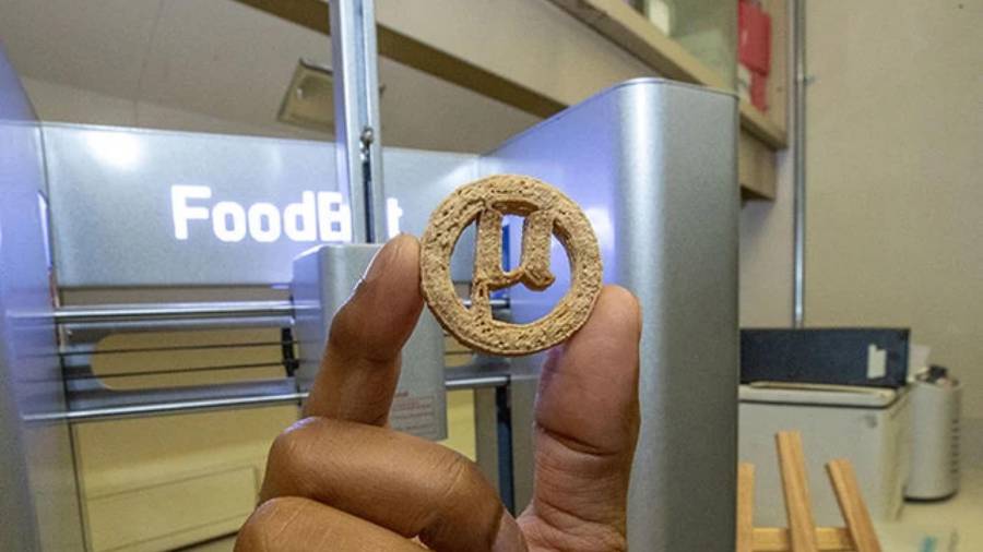 En la imagen una galleta “µBites” creada a partir de materiales vegetales de desecho y plástico.