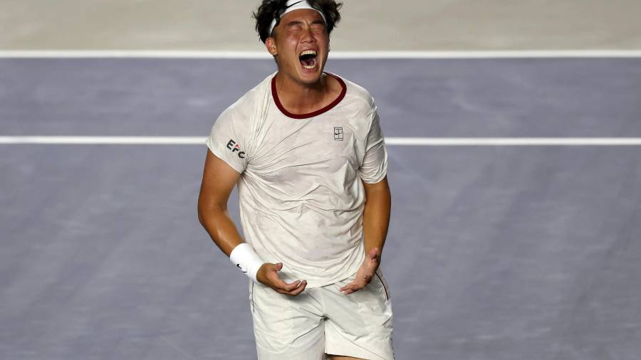 Coleman Wong celebra el triunfo más importante de su carrera tras remontar al checo Jiri Lehecka en el ATP 250 de Los Cabos.