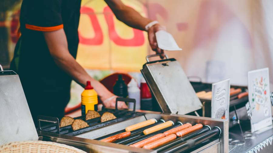 Durante los meses de más calor, la exposición prolongada a temperatura ambiente acelera la proliferación bacteriana en alimentos perecederos y ventas de la vía pública.