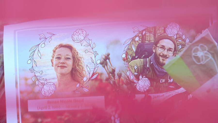 Imágenes de Renee Good y Alex Pretti, quienes fueron asesinados a tiros por oficiales federales de inmigración, en un monumento improvisado en el lugar donde Pretti fue asesinado, en Minne