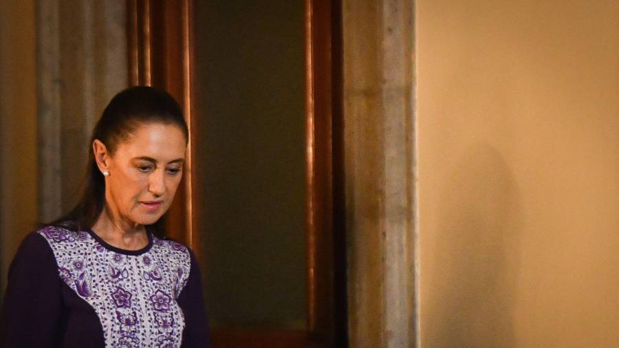 Claudia Sheinbaum no encabezó la ‘Mañanera’ este viernes debido a síntomas de gripe, tos y fiebre. Rosa Icela Rodríguez la sustituyó en Palacio Nacional.