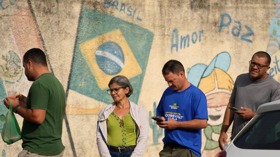 Electores hacen fila en un centro de votación durante las elecciones generales en Brasilia, el domingo 4 de octubre de 2026.