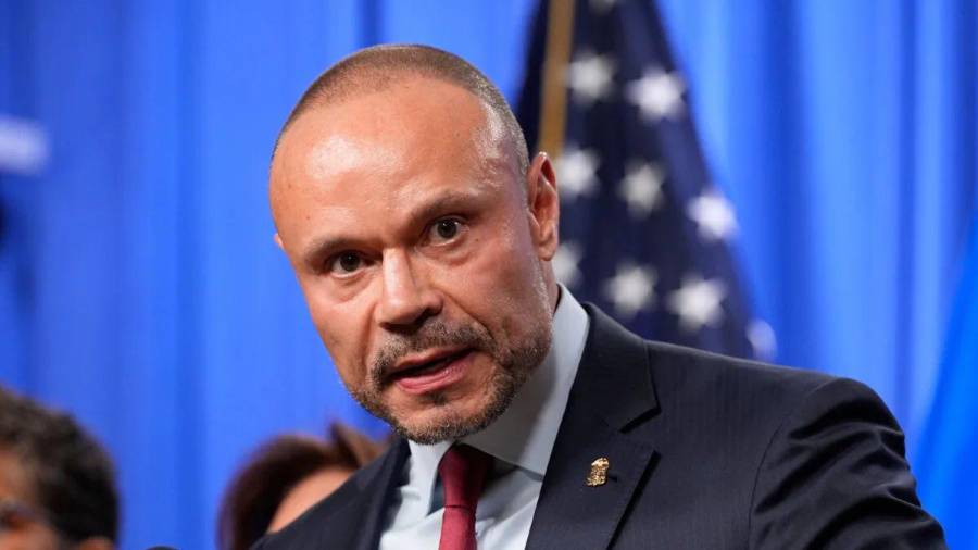 El subdirector del FBI, Dan Bongino, anunció que dejará su cargo en enero de 2026, luego de que el presidente, Donald Trump, adelantara poco antes a la prensa su dimisión.
