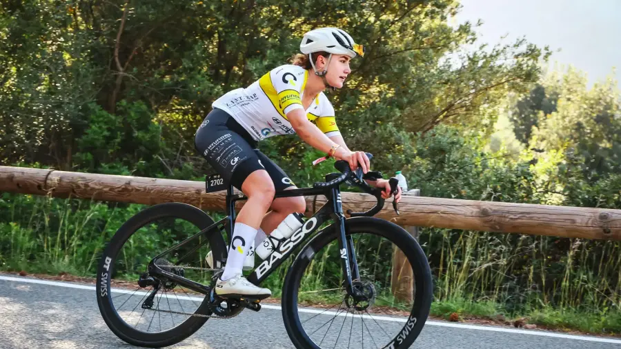 Mejía continúa su trayectoria internacional después de comenzar en el ciclismo durante un intercambio estudiantil en Australia.