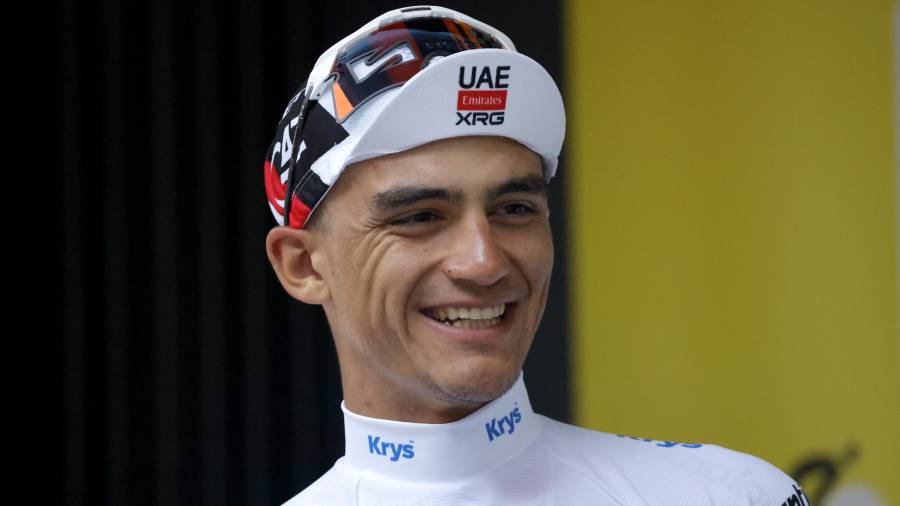 El ciclista mexicano Isaac del Toro celebra en el podio del Tour de Francia 2026 tras lograr el tercer lugar de la clasificación general, un resultado histórico para el ciclismo de México.