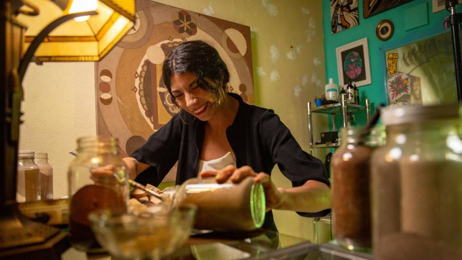 Lorena Peña en su estudio.