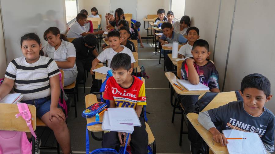A través del programa Escuelas Seguras, el Gobierno Municipal refuerza la vigilancia y protección en centros educativos de todos los niveles.