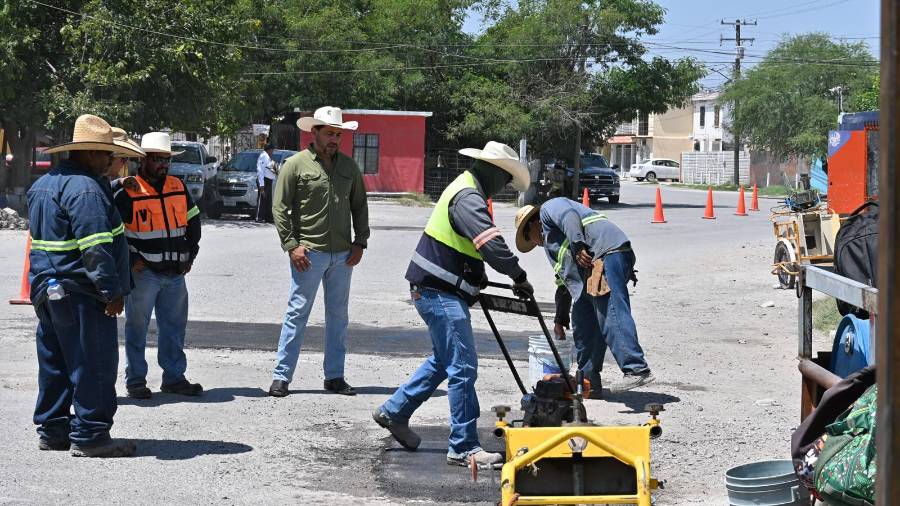 Cuadrillas municipales realizan trabajos de bacheo, limpieza y rehabilitación en distintos puntos de Frontera.