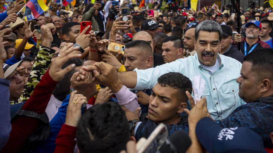 El presidente de Venezuela, Nicolás Maduro, saluda a simpatizantes. En respuesta al despliegue militar de EU cerca del país, el chavismo lleva acabo una estrategia en caso de agresión enfocada en resistir y agotar al enemigo.