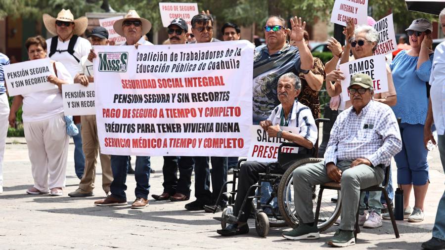 Docentes y pensionados se concentraron en la Plaza de Armas con pancartas para visibilizar sus demandas en seguridad social.