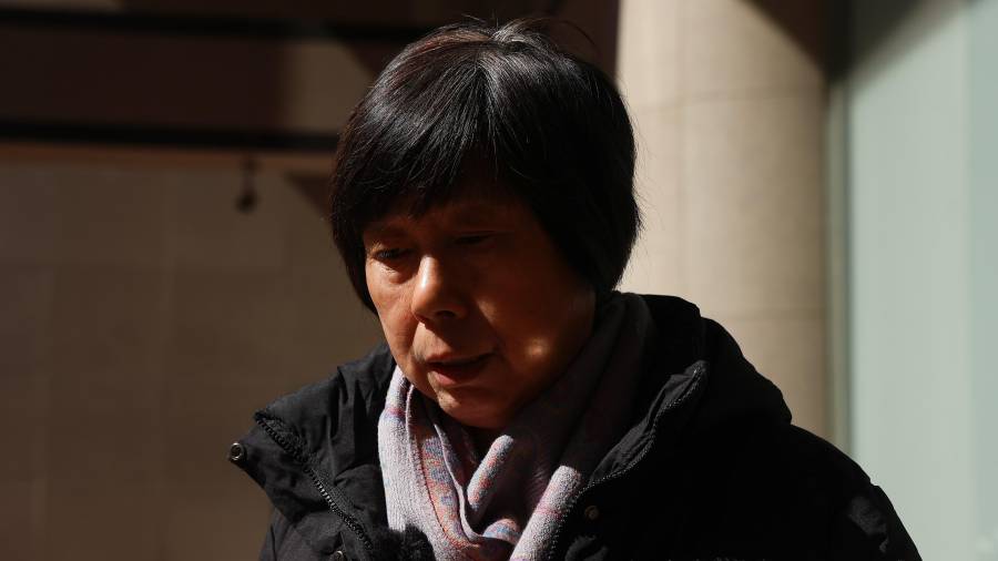 Bao Lan Fang, quien perdió a su hijo, nuera y nieta en el vuelo MH370 de Malaysia Airlines, habla con la prensa en el 12.º aniversario de la desaparición del vuelo en Pekín, China, el 9 de marzo de 2026.