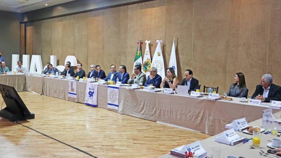 La UAdeC llamó, ante la Coparmex, a fortalecer modelos educativos enfocados en aprendizaje integral y desarrollo de habilidades.