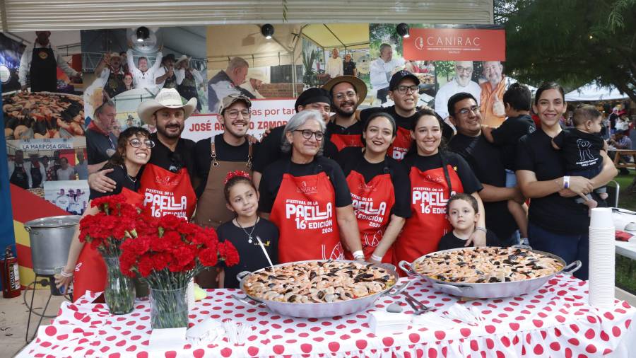 Acción. El jurado recorrió los espacios de los competidores para valorar desde la preparación del arroz hasta la intensidad de los fondos y la combinación de ingredientes.