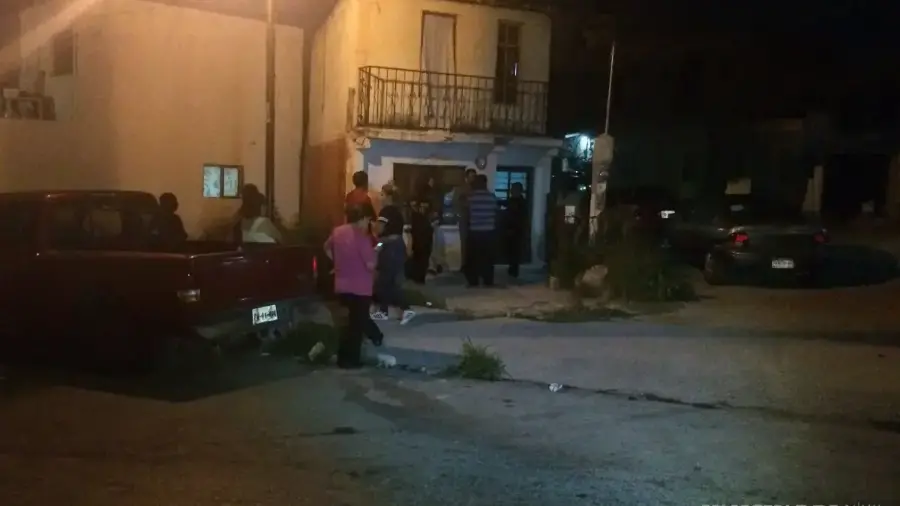 La víctima sufrió lesiones graves tras ser agredida con palos y piedras en su domicilio de la colonia González Cepeda; falleció horas después.