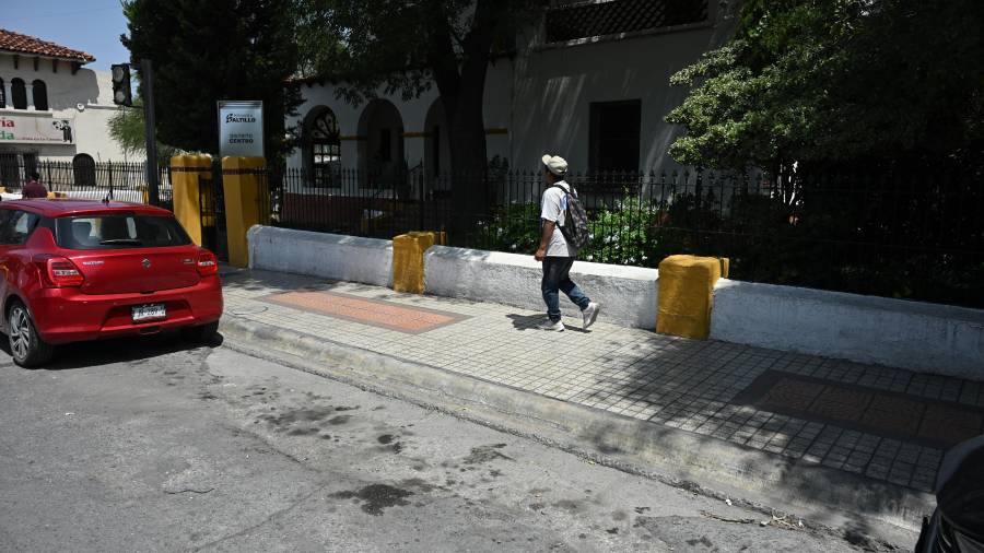 El Gobierno Municipal de Saltillo mantiene el mosaico chino tradicional durante la rehabilitación de banquetas del Centro Histórico.