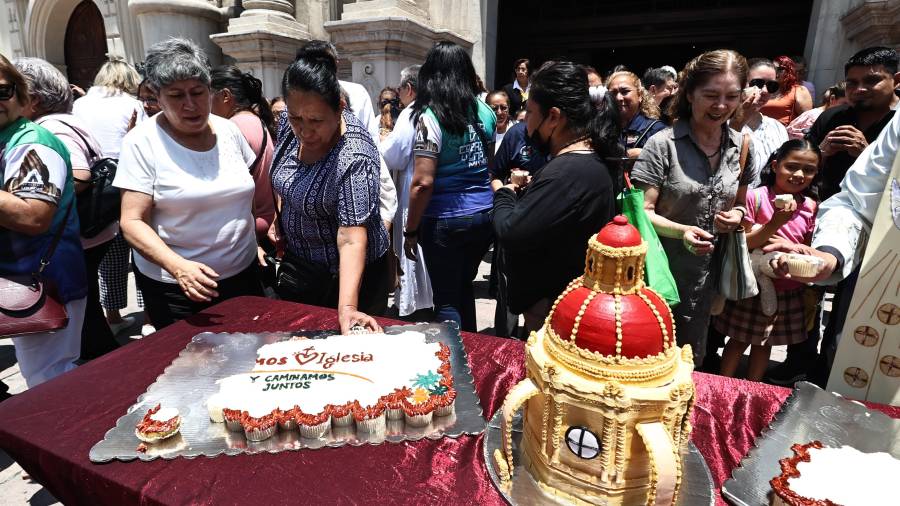 Fieles forman filas para recibir cupcakes durante la convivencia por el 135 aniversario de la Diócesis de Saltillo en el atrio de la Catedral de Santiago.