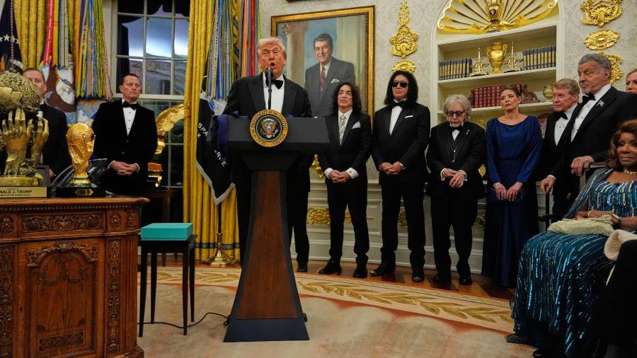Donald Trump da un discurso al entregar a Sylvester Stallone, George Strait, KISS, Gloria Gaynor y Michael Crawford sus medallas del Kennedy Center Honors en la Oficina Oval de la Casa Blanca en Washington.