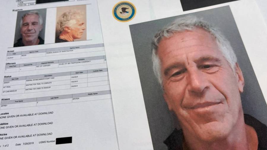 El viernes 2 de enero de 2026 se tomaron fotografías de los documentos incluidos en la publicación de los archivos de Jeffrey Epstein por parte del Departamento de Justicia de Estados Unidos.