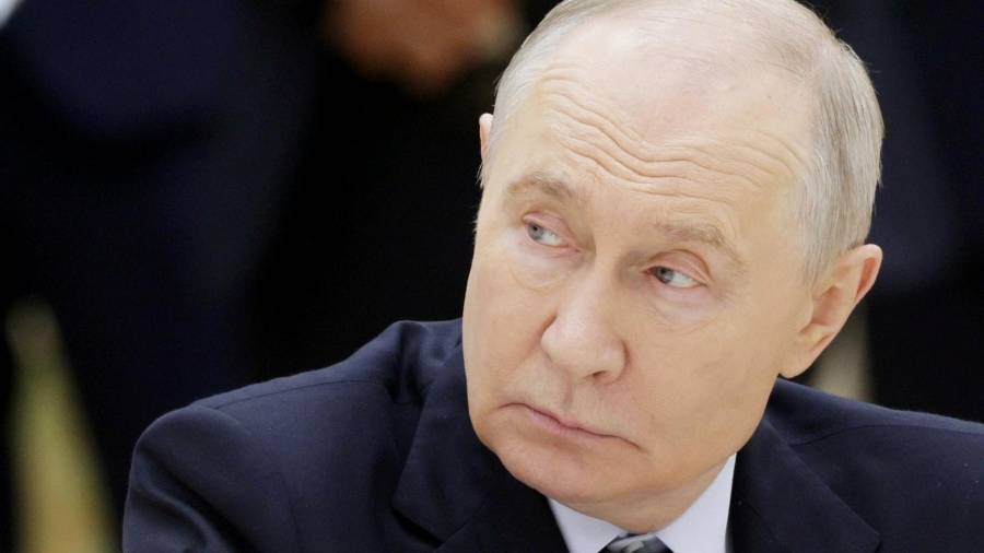 El presidente ruso Vladimir Putin asiste a la reunión en formato ampliado de la cumbre de la Comunidad de Estados Independientes (CEI) en Turkmenbasy, Turkmenistán.