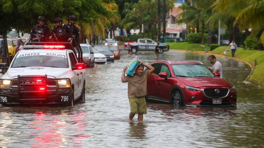 El monzón mexicano y la onda tropical 33 favorecerán lluvias fuertes a muy fuertes este sábado, mientras persistirán temperaturas de hasta 45 °C en el país.