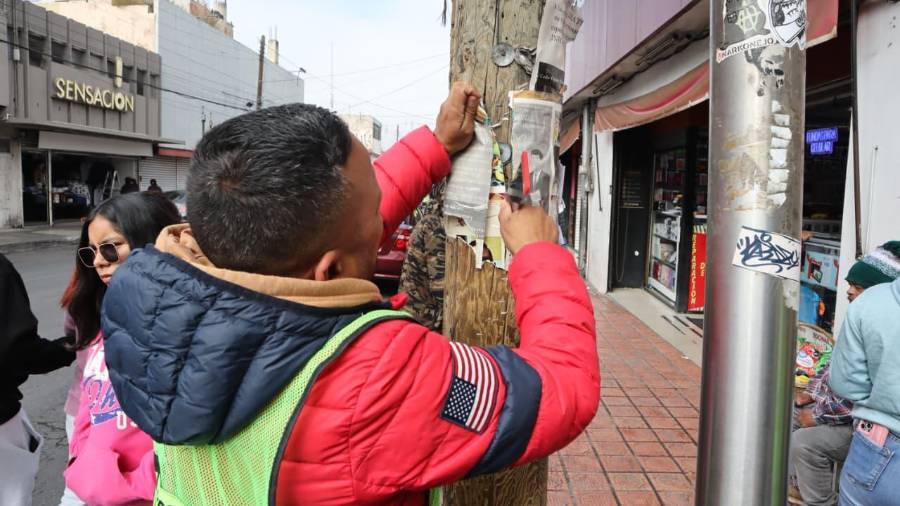 Personal del programa “Aquí Andamos” realizó el retiro de publicidad irregular, pósters y calcas en fachadas e infraestructura urbana del Centro Histórico de Saltillo.