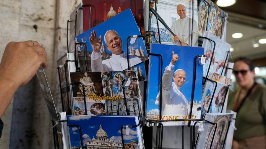 Postales del papa León XIV se ven en una tienda de objetos religiosos cerca de la plaza de San Pedro del Vaticano, en Roma, el lunes 12 de octubre de 2026.