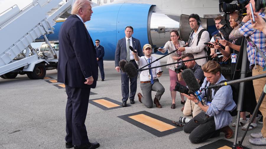 El presidente Donald Trump habló este sábado con los periodistas antes de abordar el Air Force One.