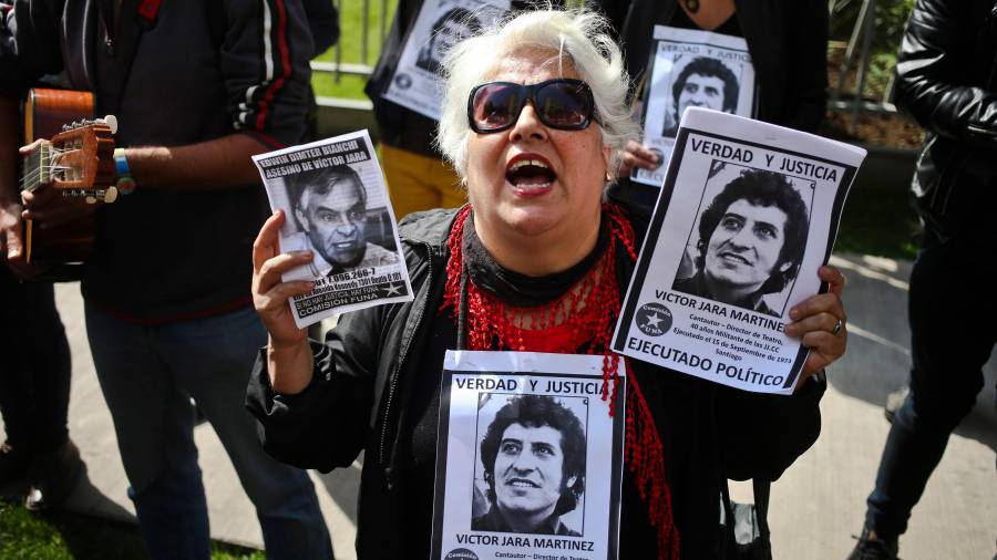 Miembros de la Comisión Funa gritan consignas frente a la casa de Edwin Dimter Bianchi, acusado y juzgado por el asesinato del cantautor chileno Víctor Jara, en Santiago de Chile, el 22 de abril de 2017.