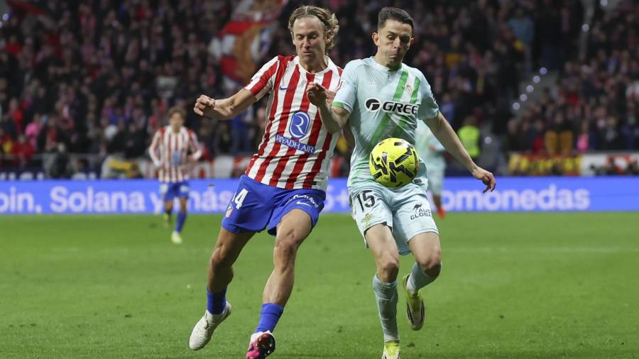 Álvaro Fidalgo fue titular con el Real Betis y tuvo un papel clave en el triunfo 1-0 ante el Atlético de Madrid, imponiéndose en el mediocampo en un duelo con sabor mexicano.