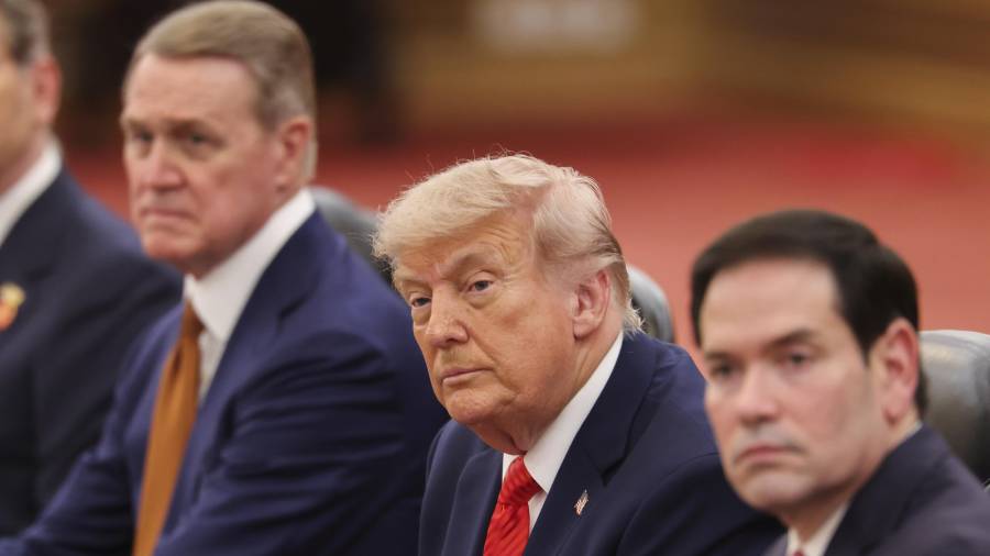 El presidente de Estados Unidos, Donald Trump (c), sentado junto al secretario de Estado de Estados Unidos, Marco Rubio en el Gran Salón del Pueblo en Pekín, China.