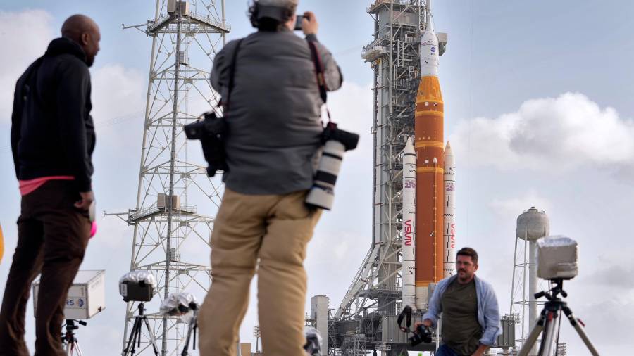 Fotógrafos instalan cámaras remotas cerca del cohete lunar Artemis II de la NASA en la plataforma de lanzamiento 39-B del Centro Espacial Kennedy en Cabo Cañaveral, Florida.